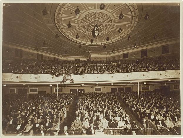 "Sunny"_audience,_Empire_Theatre,_Sydney,_1927_-_by_Sam_Hood_(3273873640).jpg